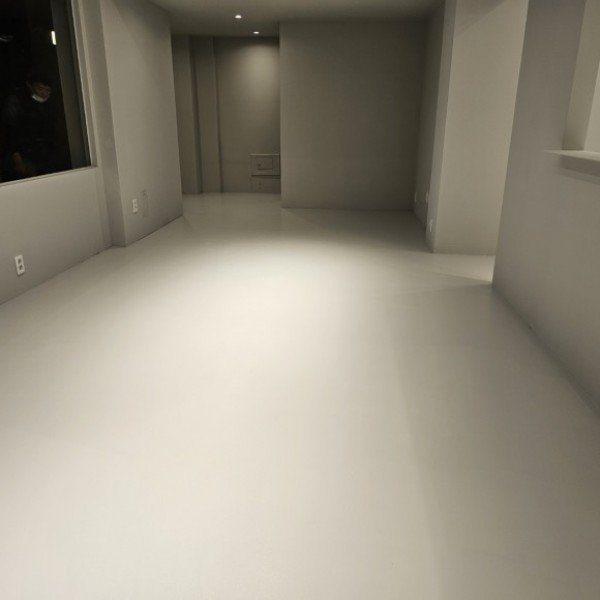 단색 에폭시 바닥 인테리어 : 한남동 카페 라이트 그레이 솔리드에폭시바닥인테리어_올바른공간